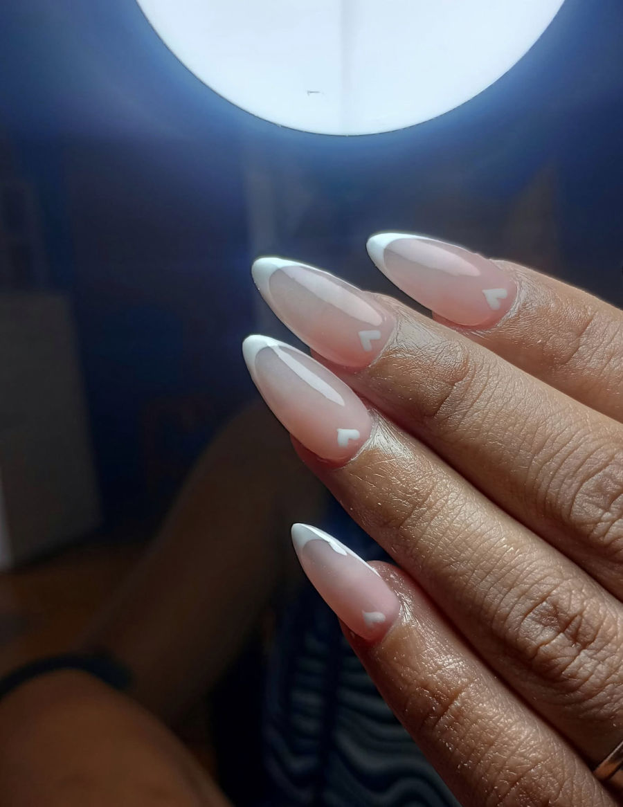 Uñas con francesita blanca y detalle de corazón