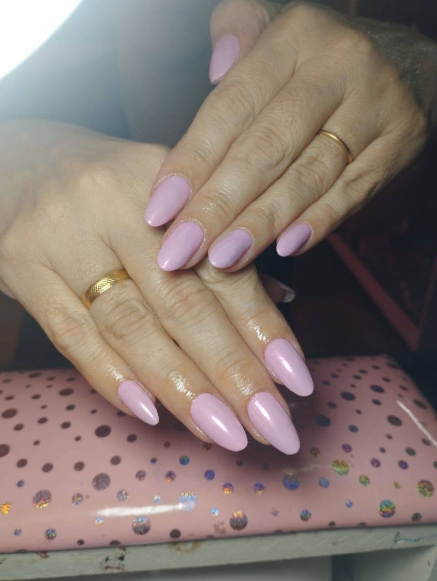 Uñas terminadas en esmaltado color lila