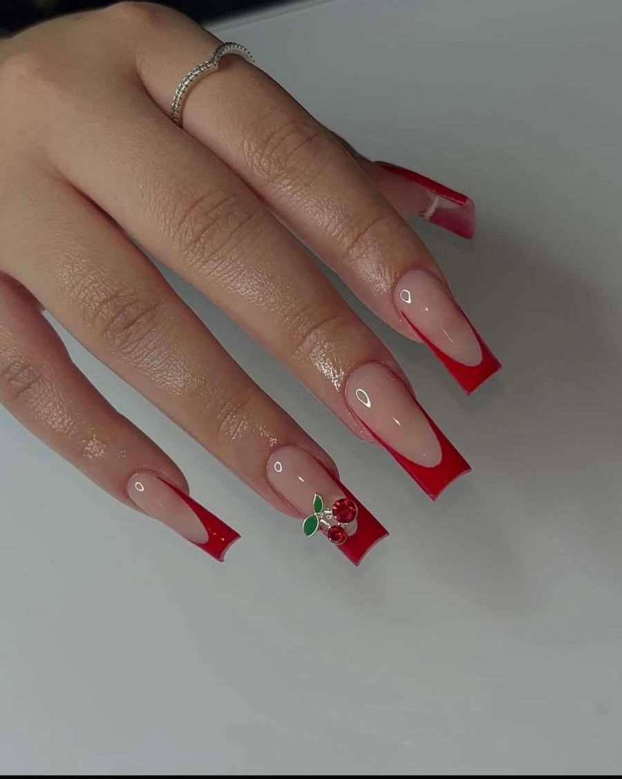 Uñas esculpidas con francesita roja y dije de cereza